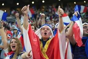 开云体育sports-欧洲俱乐部足球比赛反响强烈，球迷热情高涨()