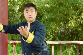 关于技术犯规频现场面失色，重心放回战术调整的信息